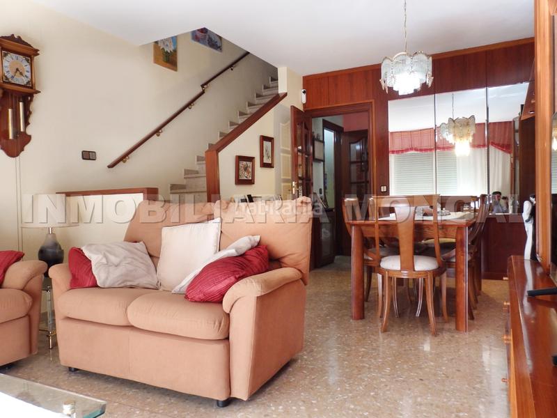 Foto 5390a1e3-5257-4d22-93fe-832d0f9e222c. Casa adossada amb calefacció aparcament a Marianao Sant Boi de Llobregat