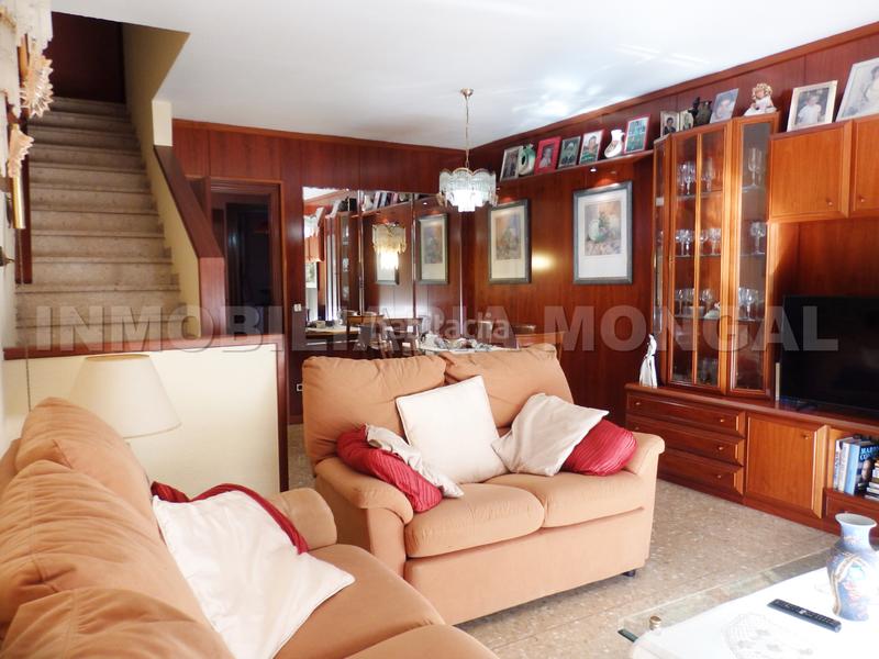 Foto e918238f-c467-4287-a086-b459a0666e13. Casa adossada amb calefacció aparcament a Marianao Sant Boi de Llobregat