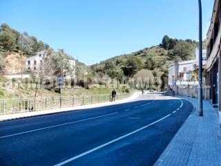 Miete Geschäftsraum  Travessía prat de la riba 32. Local comercial a nivel de calle se encuentra justo frente a la