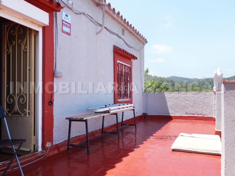 Foto 5e1a2dd8-3d68-408e-adbc-286a67b9ffd1. Casa  unifamiliar aislada, a reformar, excelentes vistas, muchas posibilidades en Sant Boi de Llobregat