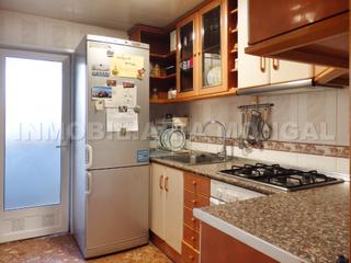 Appartement  Carrer de joaquim auger. Amplia vivienda de tres habitaciones, balcón, para entrar a vivi