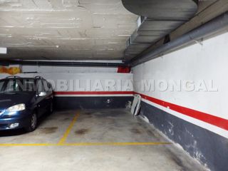 Location Parking voiture à Carrer de joan pfaff 34. Amplia plaza de parking de alquiler para coche grande