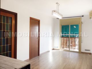 Pis a La Gavarra. Vivienda de tres habitaciones, balcón, soleado y excelente ubica