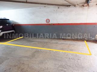 Parking voiture à N/a. Plaza de parking para coche mediano, planta baja a nivel de call