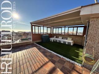 Maison jumelée à Cerdanyola Nord. Amplia vivienda reformada con terraza y vistas al mar – lista pa