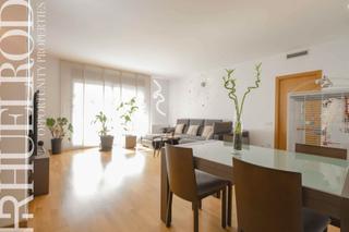 Pis a Carrer de pere iv 260. Piso amplio en pere v, poble nou