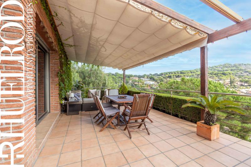 Foto 445e5b3e-9c3c-4f82-9460-29dd867370aa. Chalet avec cheminée chauffage parking piscine dans Cabrils