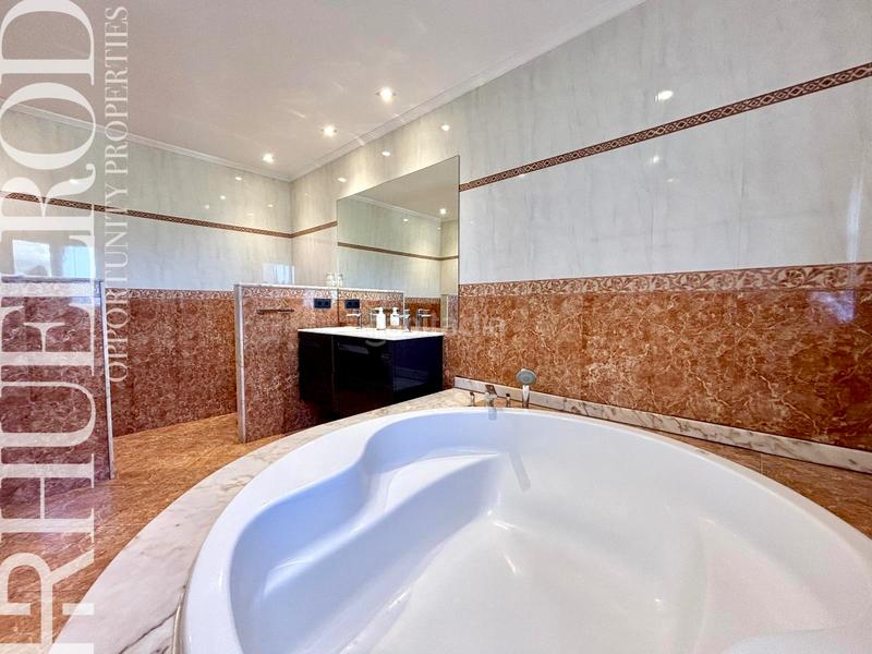 Foto f0edf9cf-e2a8-4d48-8c1f-2af6c4b283ae. Chalet avec cheminée chauffage parking piscine dans Calella