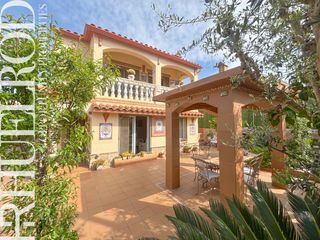 Chalet  Carrer ticià. Casa esquinera a 4 vientos con 2 viviendas y licencia turística