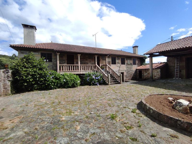 Foto d4d22b0f-75e8-4176-90fa-abdacbbd4750. Casa  de piedra con finca en lalin en Lalín
