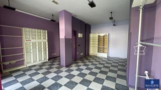 Lloguer Local Comercial a Luanco-Aramar-Antromero. Local comercial en pleno centro de luanco, junto al parque zapar