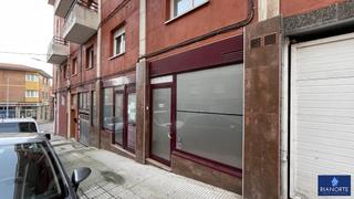 Lloguer Local Comercial  Calle altamira baja. Alquiler de oficina en el centro de luanco, junto al parque zapa