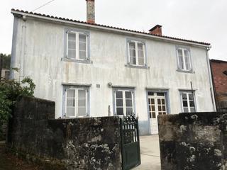 Casa  Vilar suso. Casa en pueblo con horreo, poco terreno, galpones varios y pajar