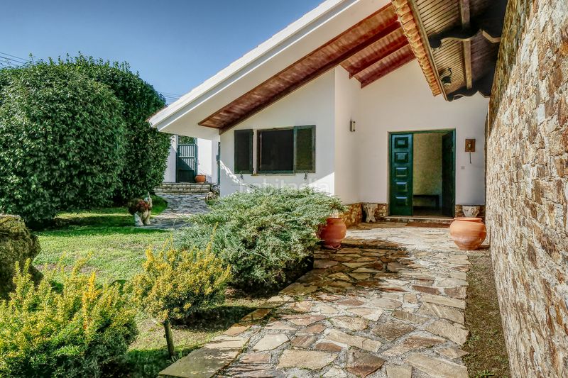 Foto f7e1b67e-3059-4792-8c14-854fc5d5e720. Chalet con camino riscaldamento parcheggio piscina in Sada