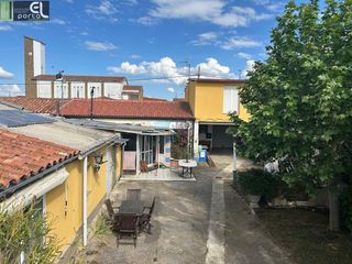 Wohngrundstück in Calle del roncal 5. Casa planta baja con patio en rada