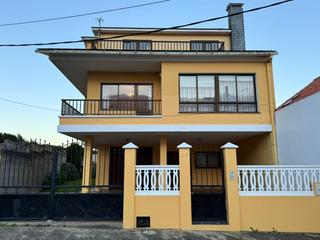 Chalet à Travesía castro de arriba 27. ** gran chalet unifamiliar con vistas al mar **
