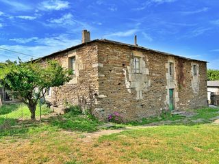 Casa  Lugar santalla. Casa de piedra para rehabilitar con alpendres a 2 km de lugo