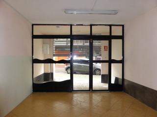Location Local commercial  Rúa san roque. Bajo en la c. san roque de 180 m2.
semi-acondicionado con posib