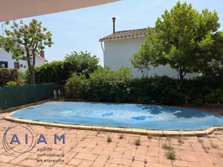 Casa a Pinemar. Torre con 2 viviendas y piscina en pineda de mar