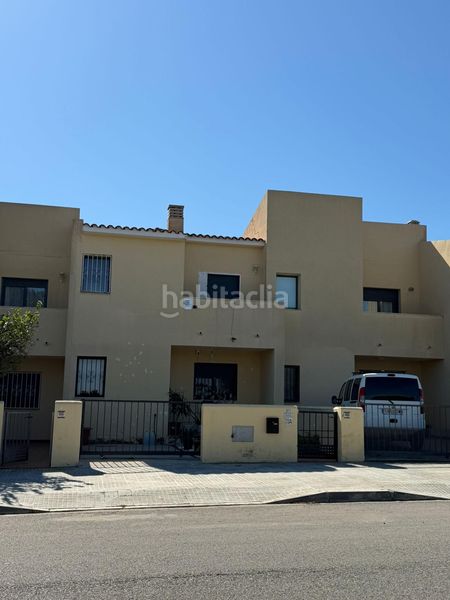 Foto d17ed68d-aba5-4c59-a60a-d646463da9d7. Casa adossada amb aparcament a Centre Miami Platja
