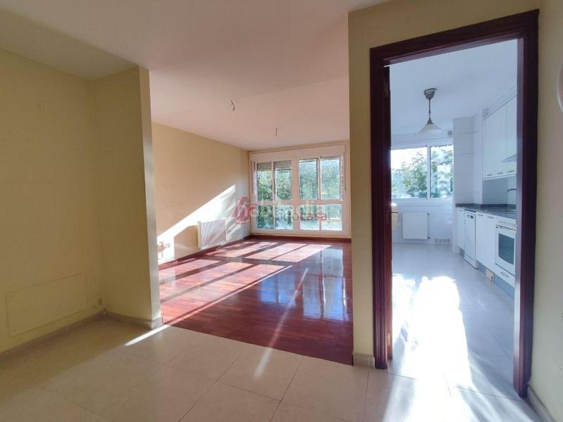 Foto 3ab7cb9f-370e-4f8b-a11b-1607a4a410a8. Etagenwohnung mit heizung parking in Alto del Castaño Narón