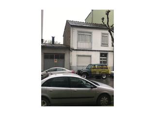 Casa a Sarria. Casa con garaje adjunto y solar parte tyrasera.