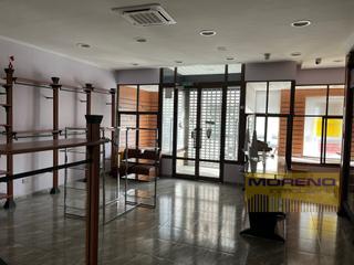 Lloguer Local Comercial a Sarria. Local arreglado con fachada a 2 calles