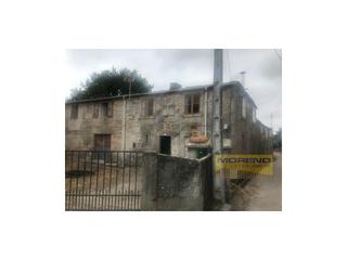 Masia a Sarria. Casa de piedra con cuadras y alpendres