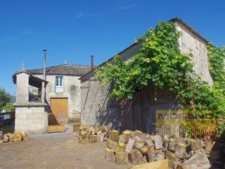 Masia a Sarria. Casa rustica con finca edificable