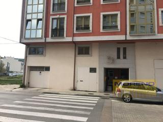 Local Comercial a Lama da gandara 31-33. Local de 87 m2 y entreplanta de 57 m2 con un patio de unos 25 m2