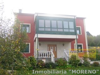 Chalet in Sarria. Elegante chalet en sarria, rodeado de parques y jardines para di