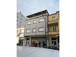 Haus in Sarria. Casa en el centro urbano con acceso a 2 calles.