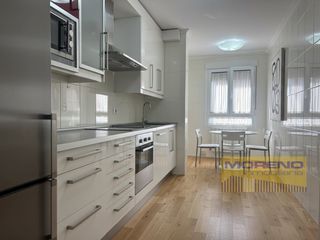 Flat in Sarria. Exclusivo piso en sarria luminoso, espacioso y con garaje.