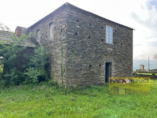 Mas à Sarria. Casa de piedra con bonita finca.