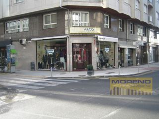 Affitto Locale commerciale in Sarria. Local comercial centrico excelente fachada.