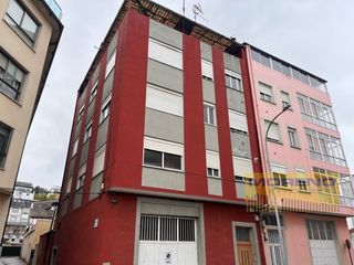 Casa a Sarria. Casa centrica con bajo , 3 pisos y buhardilla  fachada a 2 calle