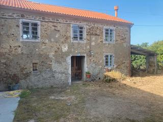 Masia en Laracha. Casa de piedra soleada con tejado nuevo