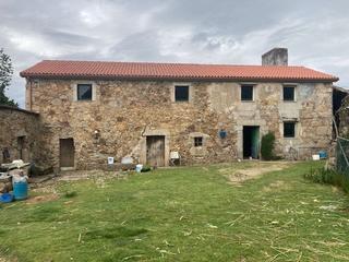 Masia  Santa baia. Casa soleada de piedra con tejado nuevo.