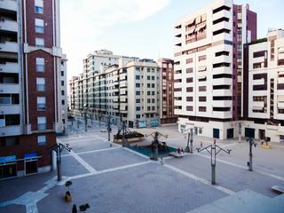 Location Appartement  Avenida don juan de borbon 1. Alquilo zona juan de borbón un piso de 3 dormitorios