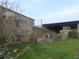 Masia a Ponteceso. Casa de piedra para restaurar con 1000m2 de finca. tienes vistas