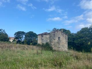Finca rústica a Laxe. Terreno agrario, con molino y ruinas de casa de piedra, en rebor