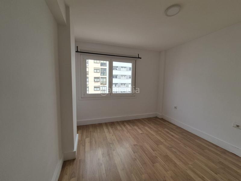 Foto f1c5f087-ab40-47ea-a3a9-97874a16906a. Piso  en venta, en la ronda de outeiro, edificio divina pastora, a coruña. en Coruña (A)