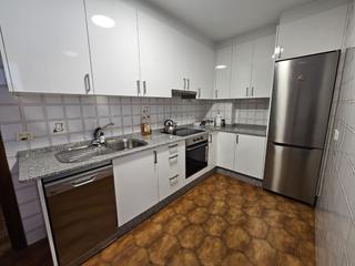 Pis  Oza. Piso de tres habitaciones, dos baños, salón y cocina en cuatro c