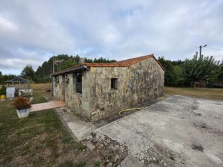 Casale  Estremil. Casa reformada de 2 dormitorios en curtis con finca de 1.500 m2