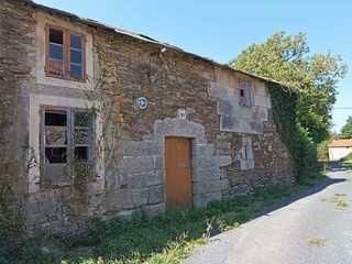 Country house  A reborica. Casa de piedra para rehabilitar con finca llana de 2.477 m en ar