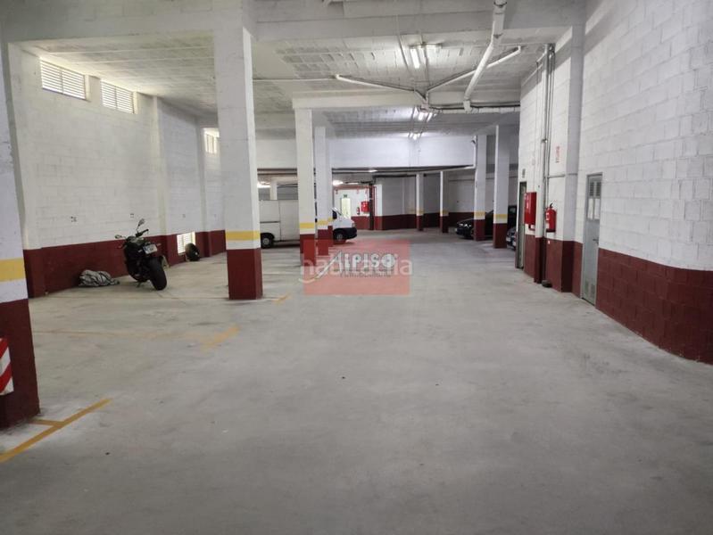 Foto dcf74fbf-dd73-4764-a185-0eb991646381. Parking coche en San Cibrao das Viñas