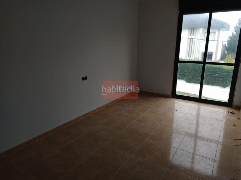 Foto b739f12f-9671-45c5-9822-26e4b8fc9a7b. Casa adosada en Celanova