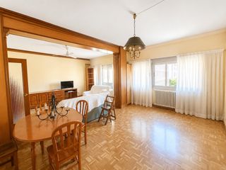Etagenwohnung in Centro. Vivienda amplia en pleno centro de la ciudad.