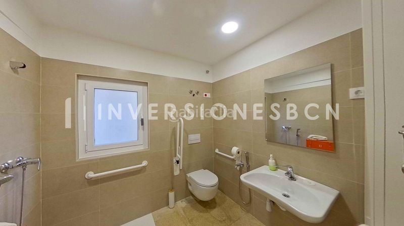 Foto c7a7cc21-0500-45b2-94bd-dbbdb71aab79. Local comercial a Raval Barcelona