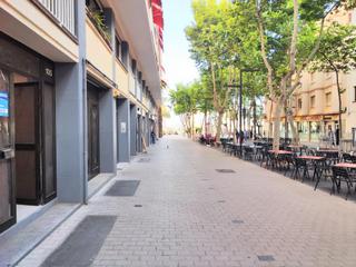 Aparcament cotxe a De la pau 103. Garaje muy amplio para varios coches y trasteros en la rambla ce